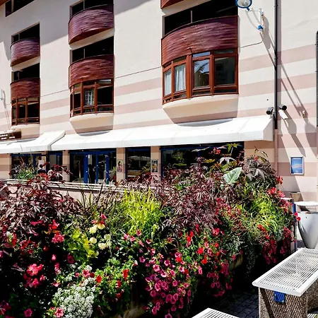 Rénové à Pour 4 Personnes - Fr-1-512-160 * Brides-les-Bains